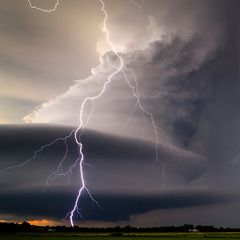 Ein grauer Wolkenhimmel mit Blitzen und Gewitter