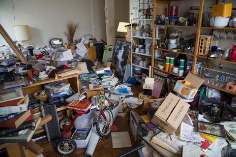 Ein Messie-Zimmer voller Gegenstände