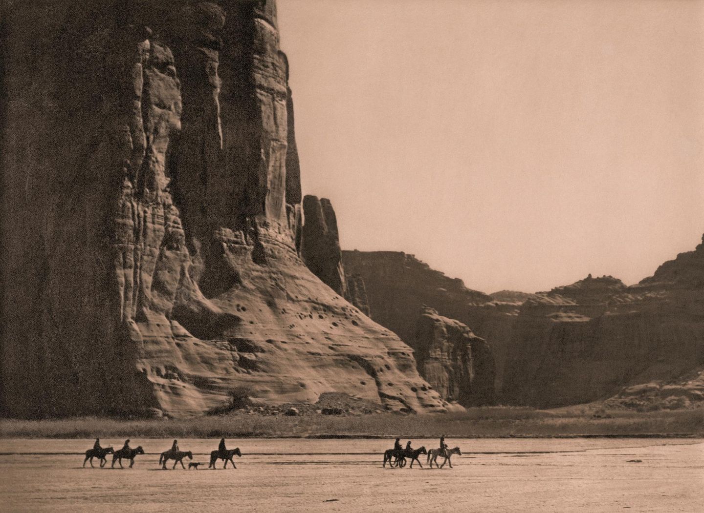 Navajo reiten durch den Canyon de Chelly