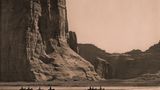 Navajo reiten durch den Canyon de Chelly