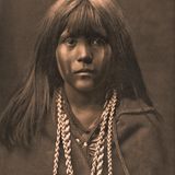 Ein Mohave-Mädchen mit bemaltem Gesicht