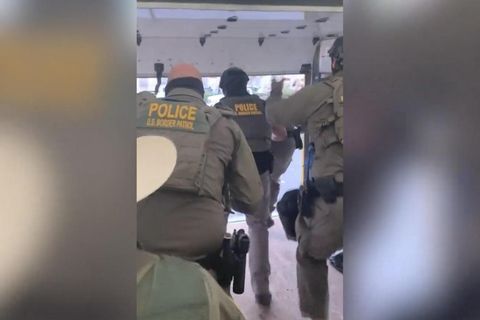 ICE-Agenten stürmen aus LKW und nehmen Migranten fest