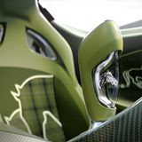 Der Aluminium-Schalthebel trägt in seinem Glaseinsatz eine handgefertigten Miniatur-Skulptur von Ettores Lieblingspferd