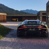 Bugatti Brouillard von hinten, im Hintergrund ist ein Pferd zu sehen