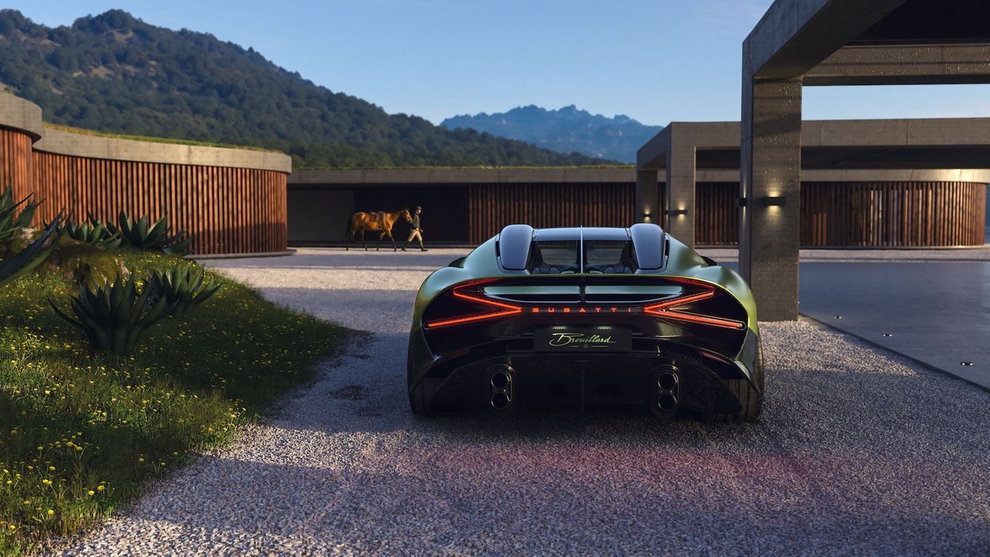Bugatti Brouillard von hinten, im Hintergrund ist ein Pferd zu sehen