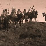 Krieger der Apsaroke halten Ausschau nach dem Signal zum Angriff