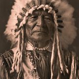 Ein Häuptling mit Federschmuck