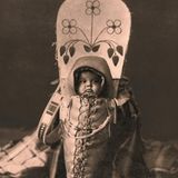 Ein Baby in einem Wiegenbrett