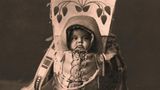 Ein Baby in einem Wiegenbrett