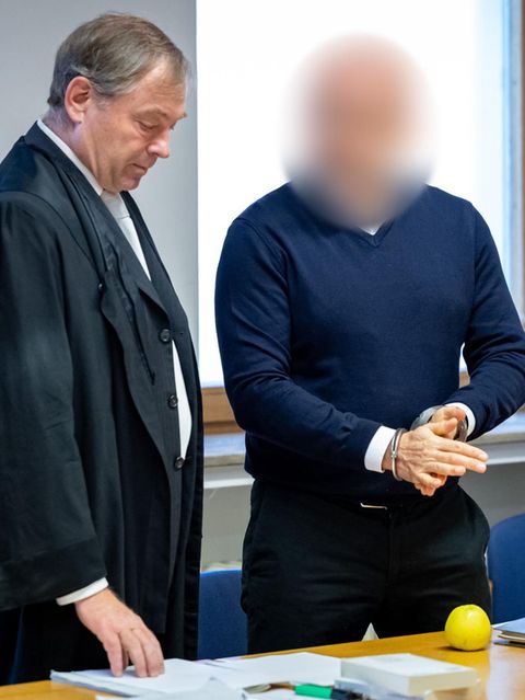 Der Angeklagte in einem Prozess um einen Millionenbetrug am Donnerstag vor Gericht in Schweinfurt