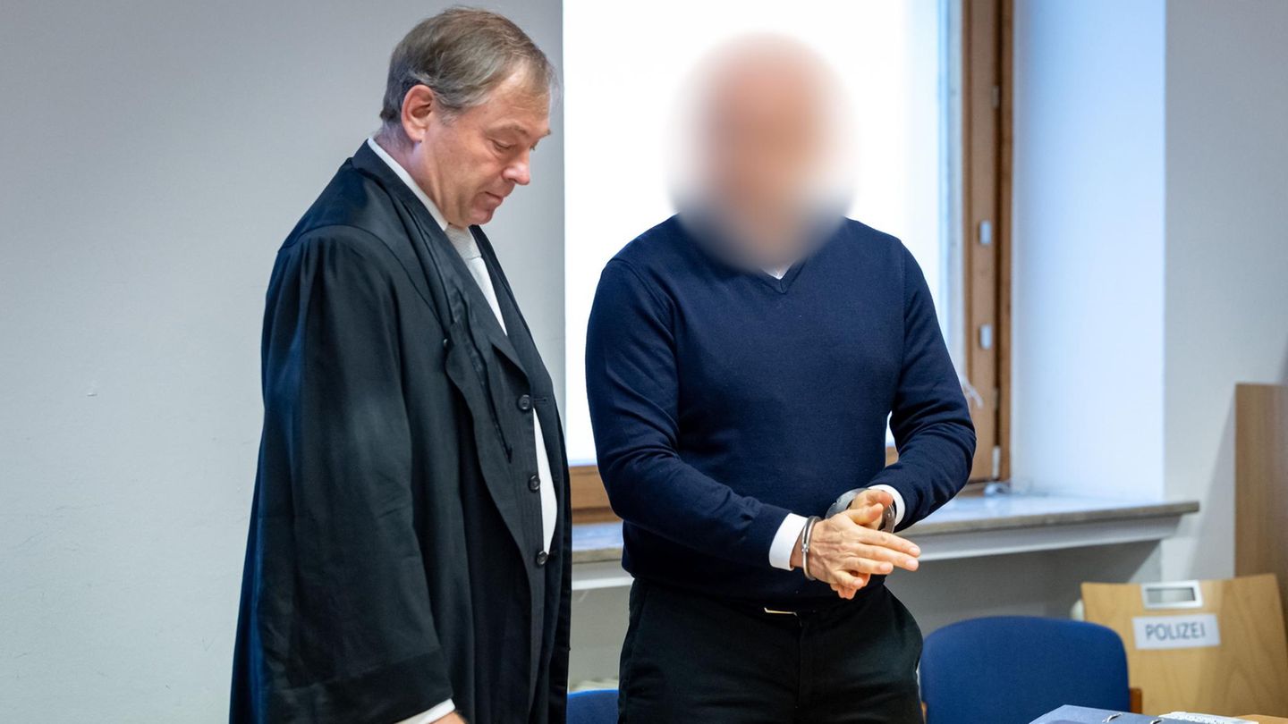 Der Angeklagte in einem Prozess um einen Millionenbetrug am Donnerstag vor Gericht in Schweinfurt