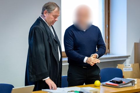 Der Angeklagte in einem Prozess um einen Millionenbetrug am Donnerstag vor Gericht in Schweinfurt