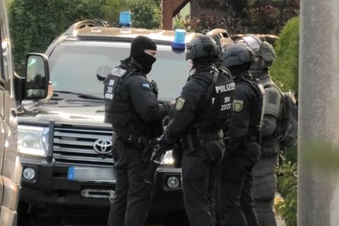 In Annaberg-Buchholz durchsuchten Spezialkräfte am Donnerstagmorgen ein Einfamilienhaus. Der festgenommene Jorn H. wohnt in dem sächsischen Ort