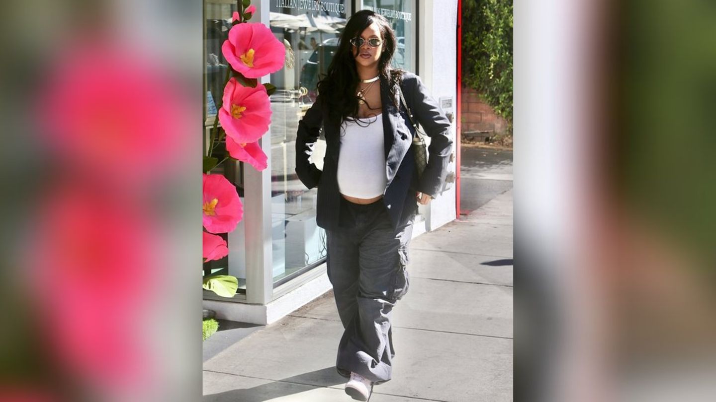 Rihanna: With a baby bump on shopping tour
