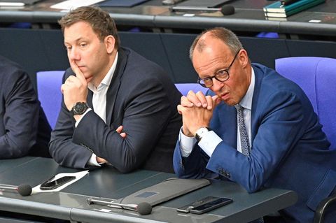 Kanzler Merz (r.) und seine Vize Klingbeil sinken im ARD-Deutschlandtrend