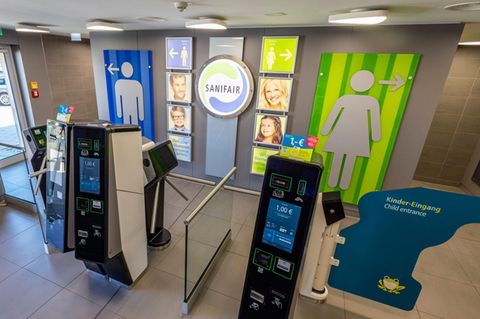 Eingang zur Sanifair-Toilette auf dem Rasthof Fürholzen