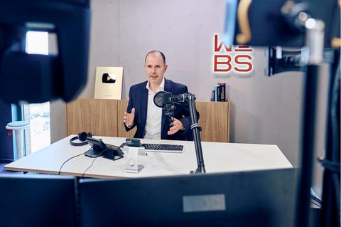 Christian Solmecke in seiner Kölner Kanzlei an einem Schreibtisch