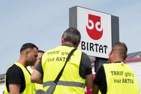 Streikende stehen vor der Dönerfabrik von Birtat