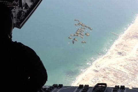 Ein Flugzeug wirft die Luftpakete an den Gazastreifen ab