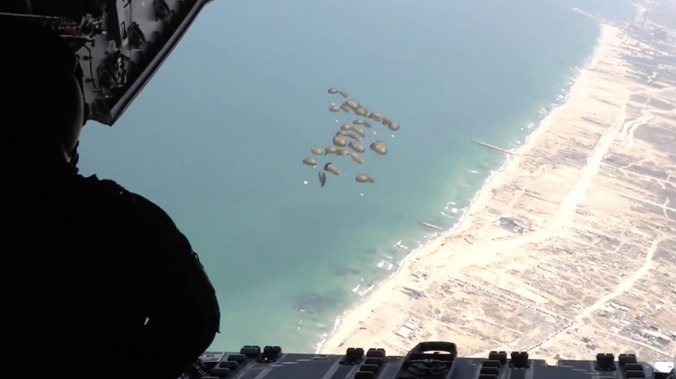 Ein Flugzeug wirft die Luftpakete an den Gazastreifen ab