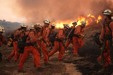 Ein Feuerwehrteam des California Department of Corrections kämpft im Halsey Canyon nahe Los Angeles gegen das Canyon Fire