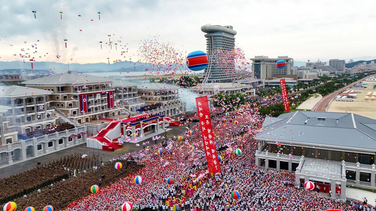 Zur feierlichen Eröffnung des Wonsan-Kalma Touristen-Ressorts gab es eine Parade