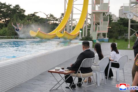 Ende Juni ging dieses offizielle Foto aus Nordkorea um die Welt: Hier nimmt der Diktator die Wasserrutschen persönlich ab