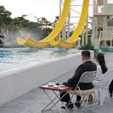 Ende Juni ging dieses offizielle Foto aus Nordkorea um die Welt: Hier nimmt der Diktator die Wasserrutschen persönlich ab