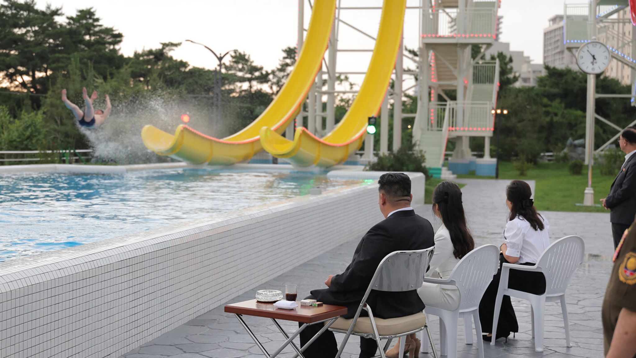 Ende Juni ging dieses offizielle Foto aus Nordkorea um die Welt: Hier nimmt der Diktator die Wasserrutschen persönlich ab