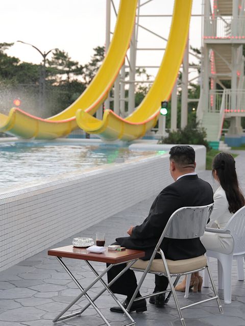 Ende Juni ging dieses offizielle Foto aus Nordkorea um die Welt: Hier nimmt der Diktator die Wasserrutschen persönlich ab