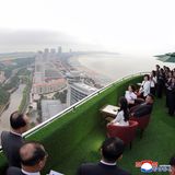 Von oben blickt Kim Jong Un mit seiner Gefolgschaft auf das neu errichtete Ressort in Wonsan