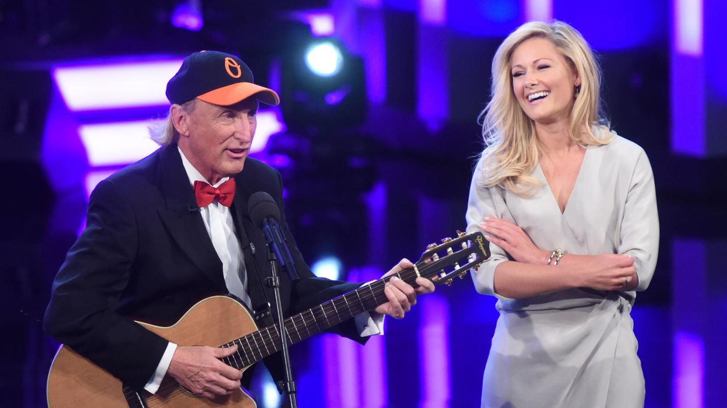 Helene Fischer und Otto Walkes stehen zusammen auf der Bühne