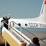 Mann bei Ausstieg eines Flugzeugs