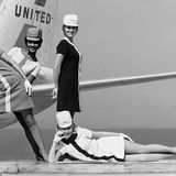 Stewardessen in Minirock Uniform