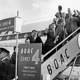 Voller Vorfreude besteigen Fluggäste am 4. Oktober 1958 eine Comet 4 der British Overseas Airways Corporation. Denn sie erwartet an diesem Tag eine Premiere: Die BOAC nimmt den weltweit ersten transatlantischen Liniendienst mit einem Düsenflugzeug zwischen London und New York auf