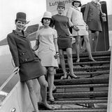 Lufthansa Flugbegleiterinnen im April 1970