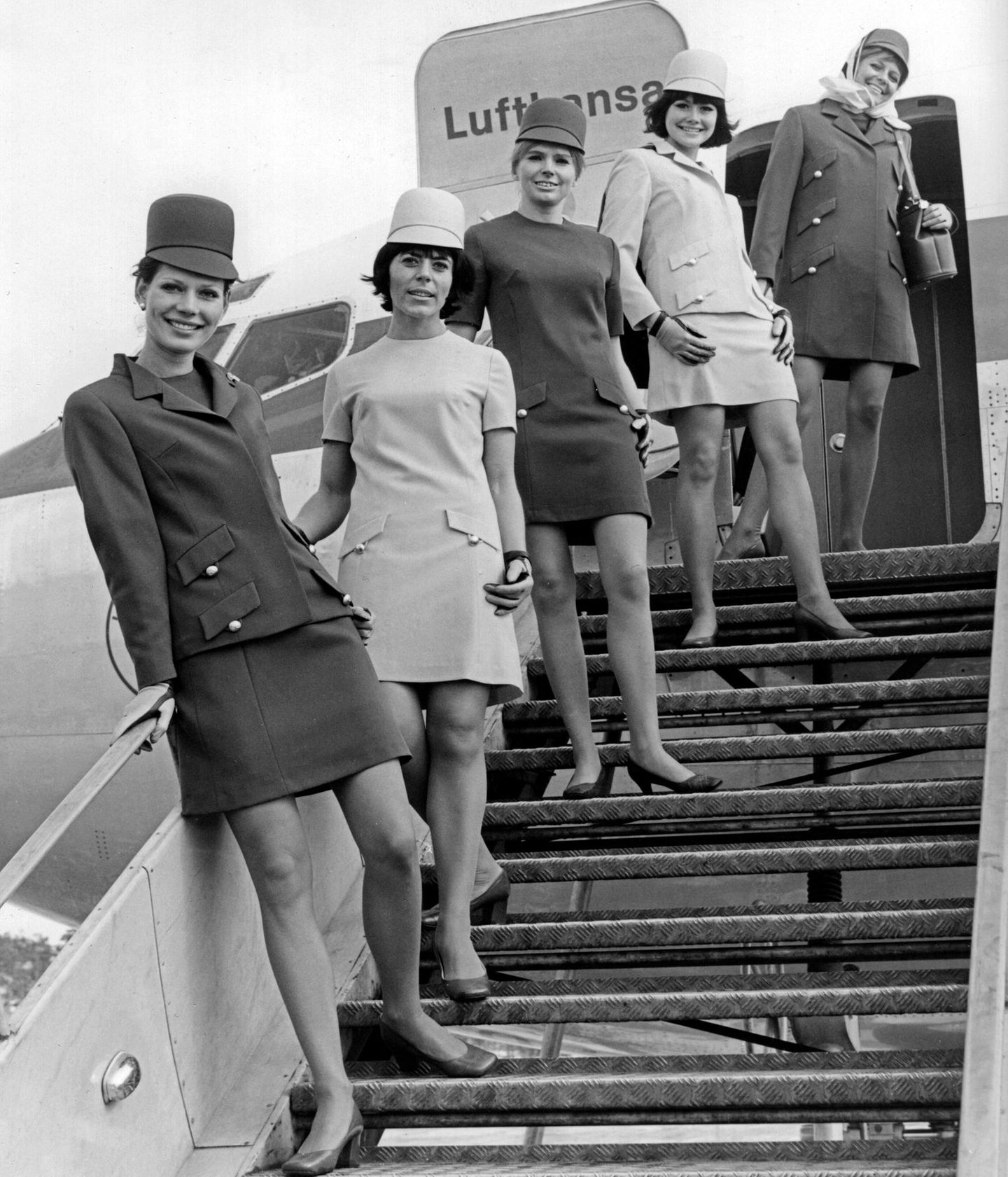 Lufthansa Flugbegleiterinnen im April 1970