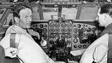 Zwei Männer im Cockpit