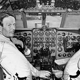 Zwei Männer im Cockpit