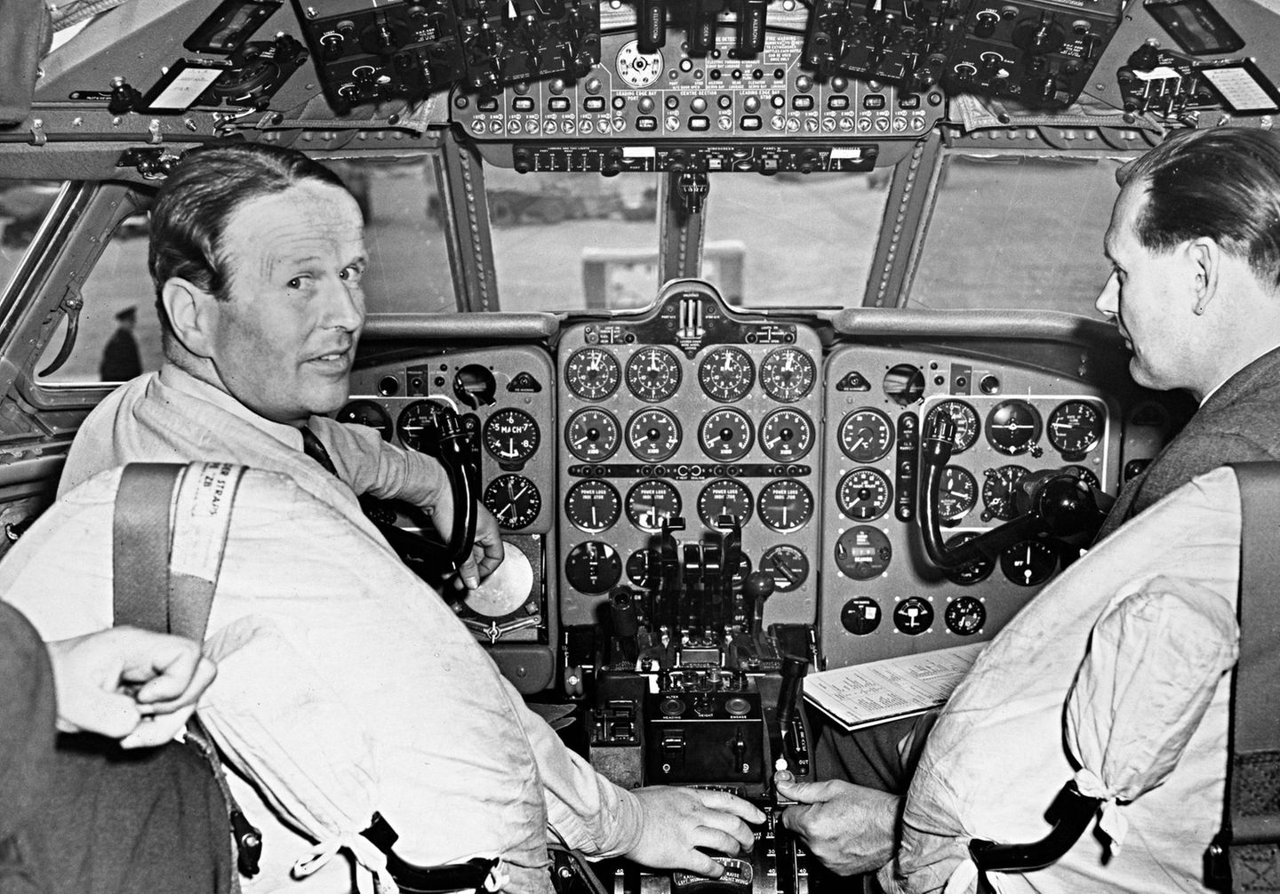 Zwei Männer im Cockpit