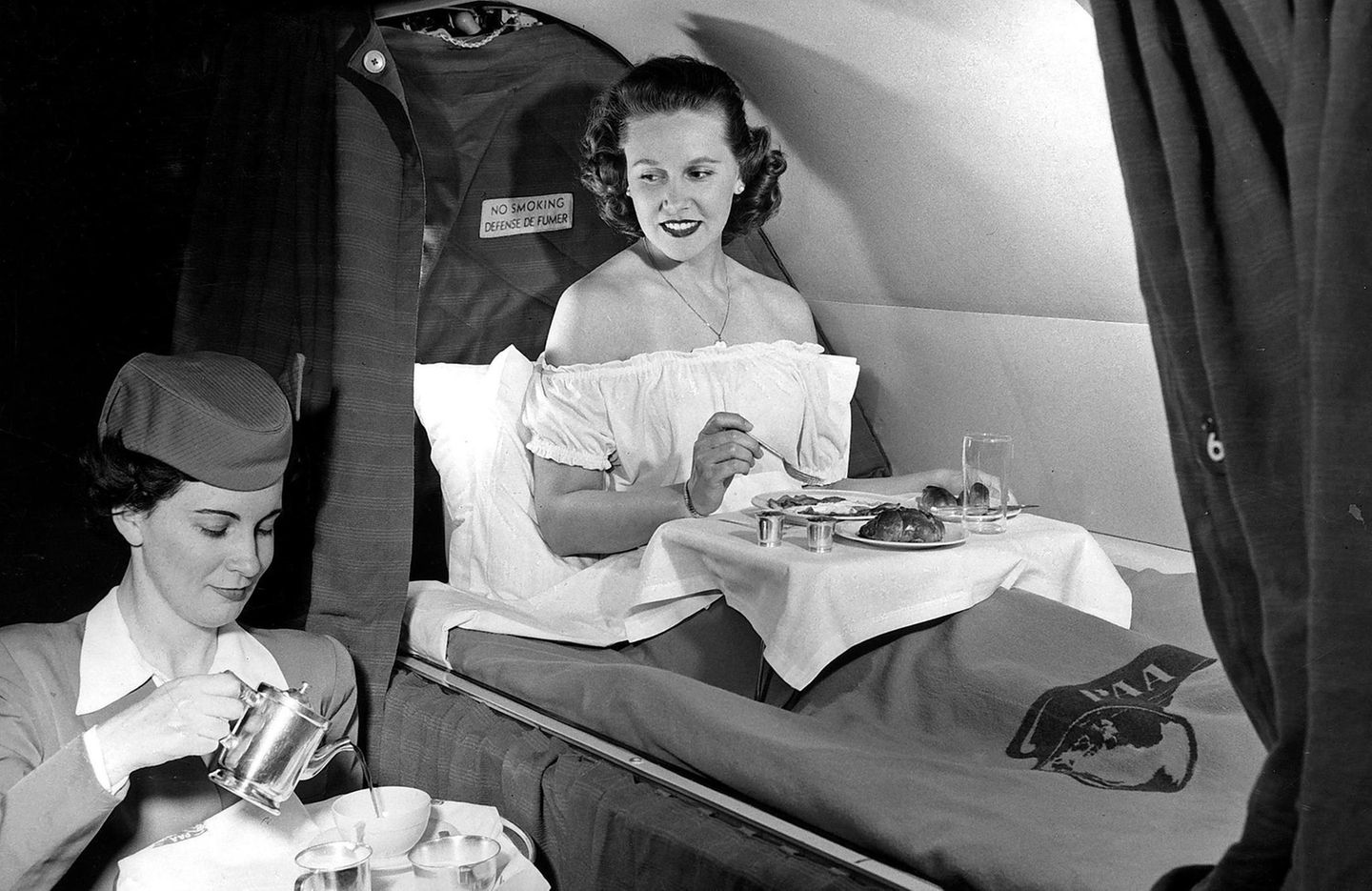Passagier in Schlagkabine mit Stewardess