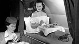 Passagier in Schlagkabine mit Stewardess