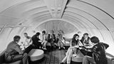 Passagiere in einer Lounge beim Flug