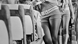 Stewardess mit Hotpans