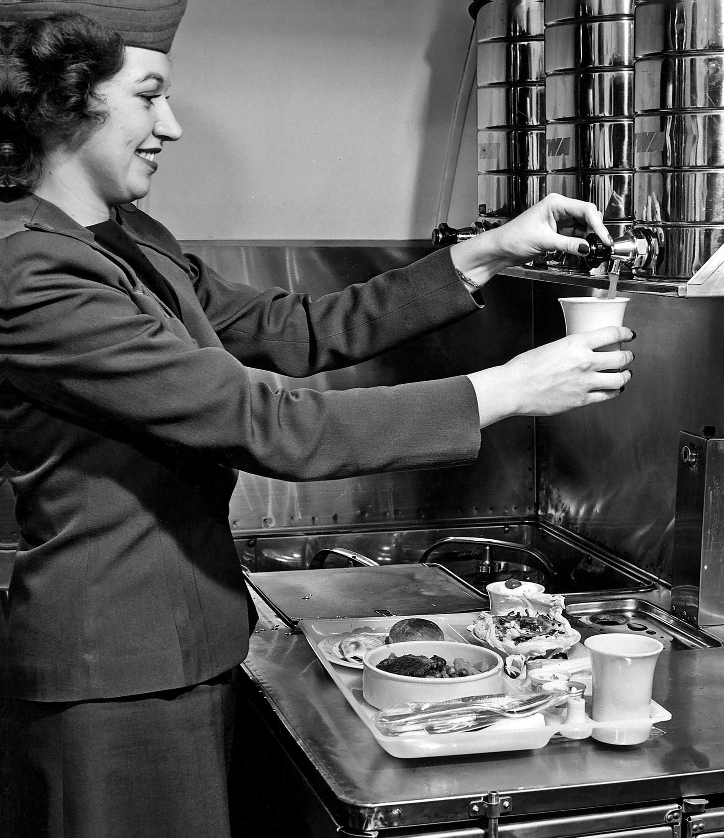 Stewardess beim Getränkservice
