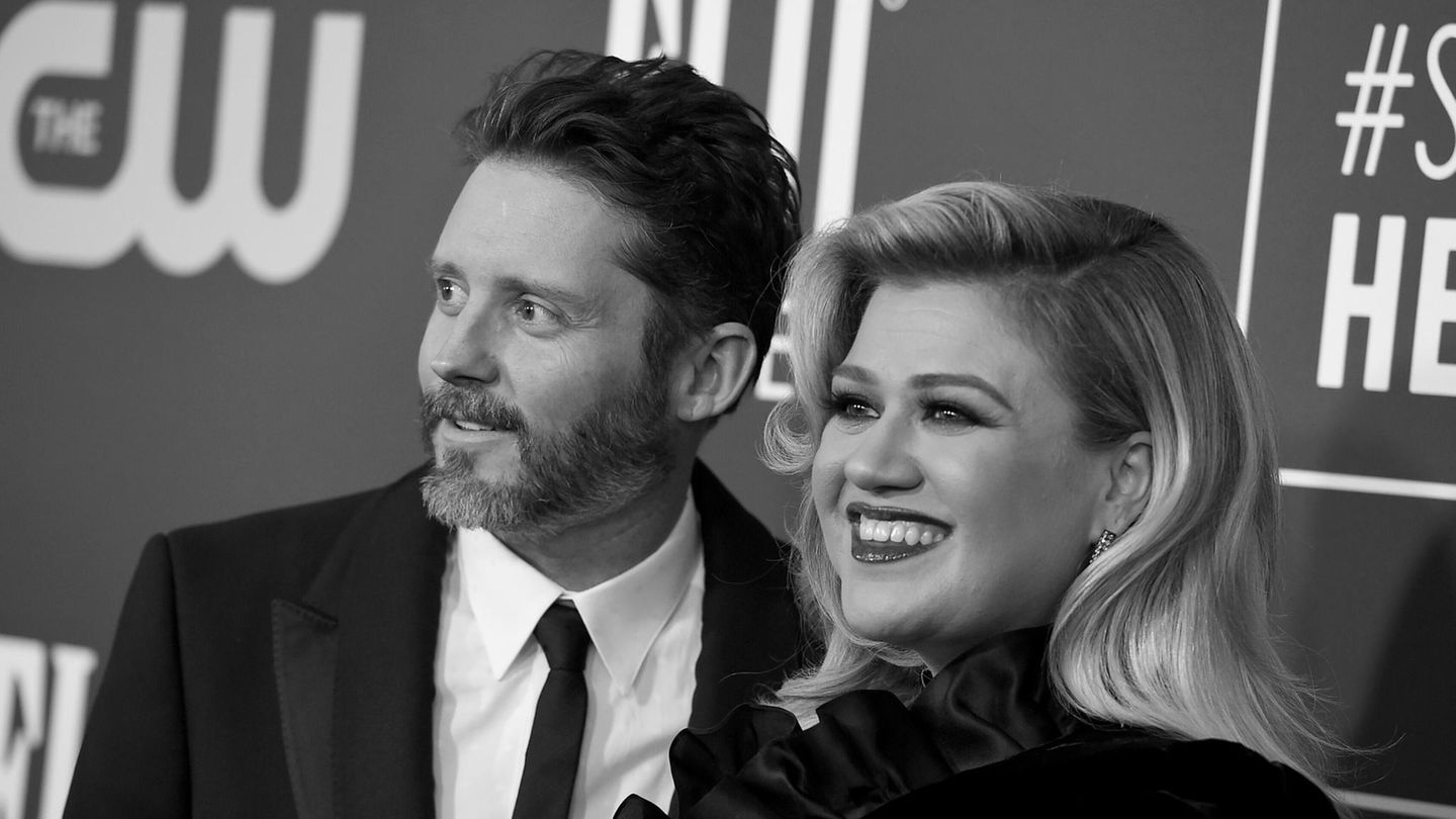 Kelly Clarkson und Brandon Blackstock in sw, auf mein roten Teppich.