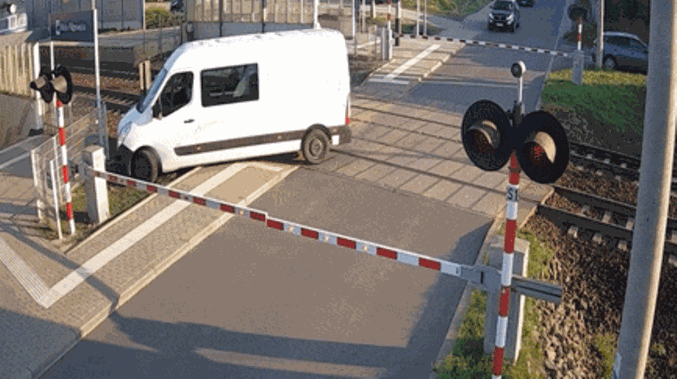 Mega-Crash in Polen: Personenzug reißt Transporter auf Bahnübergang in Stücke