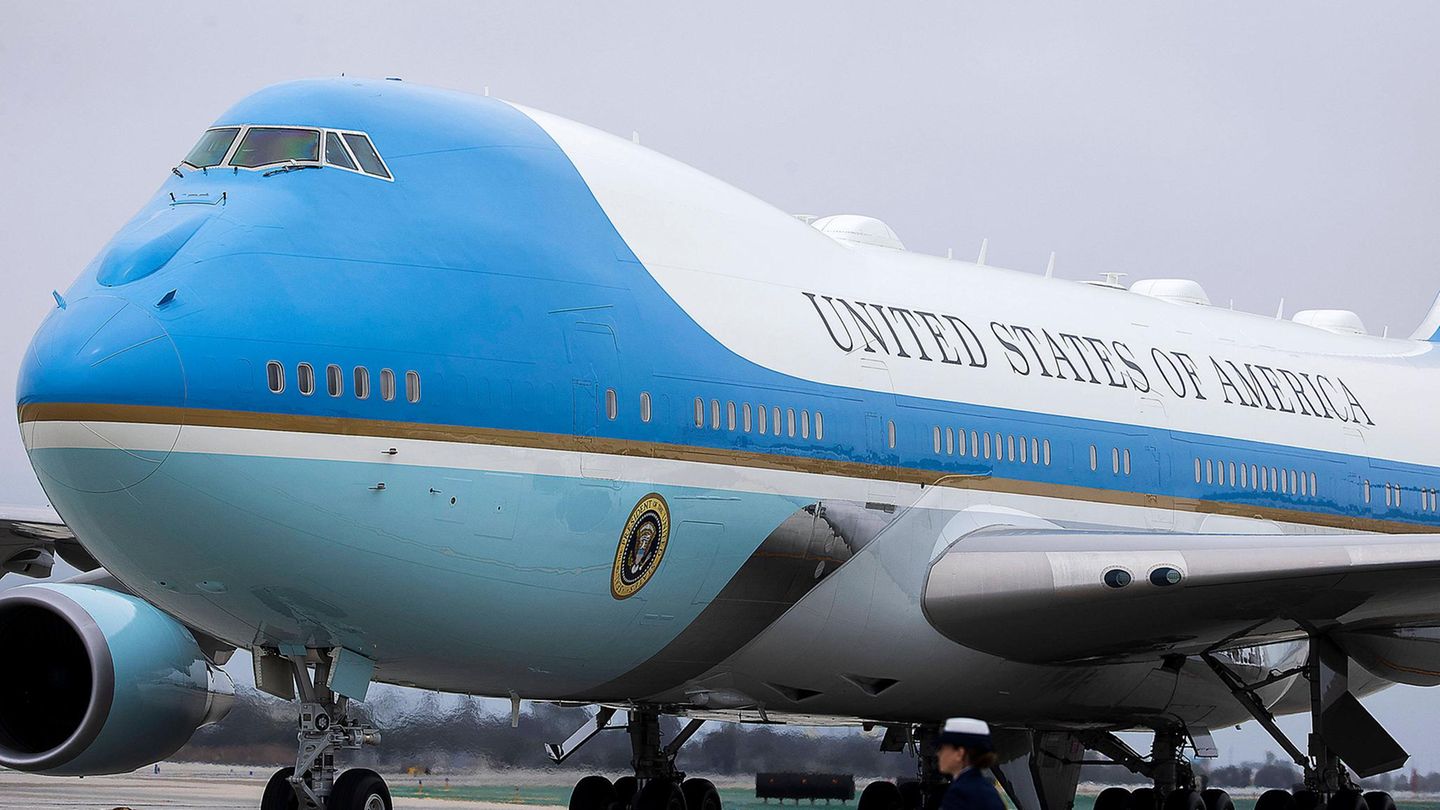 Die Air Force One steht am Flughafen.