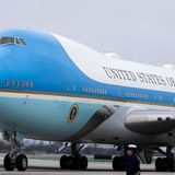 Die Air Force One steht am Flughafen.