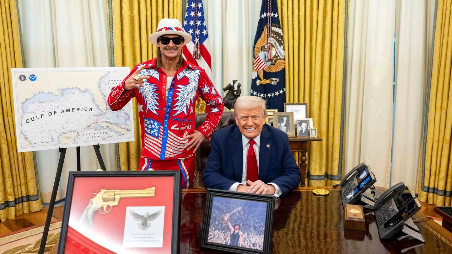 Der Musiker Kid Rock mach dem US-Präsidenten ein Geschenk: einen goldenen Revolver.